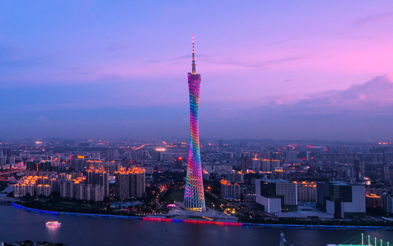 Tháp Canton Tower lung linh về đêm