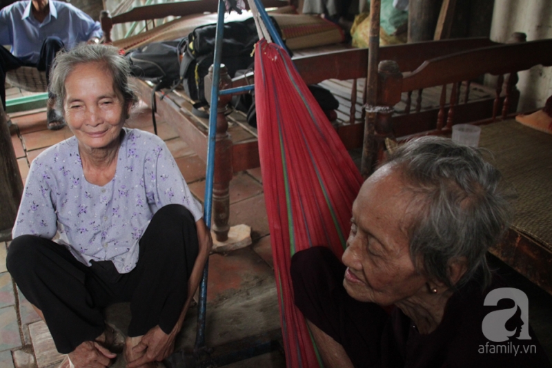 Hình ảnh hai chị em cụ