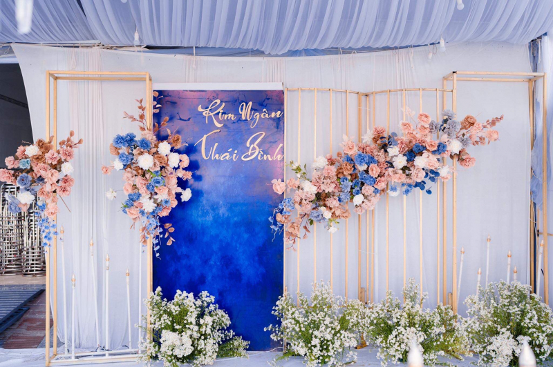 Dịch vụ trang trí tiệc cưới Huy Ngân Wedding Planner luôn biết cách trang trí hoa tươi để tạo nên một bữa tiệc cưới đẹp hơn, lung linh hơn, và mang theo cả tính cách của cô dâu, chú rể vào bữa tiệc.