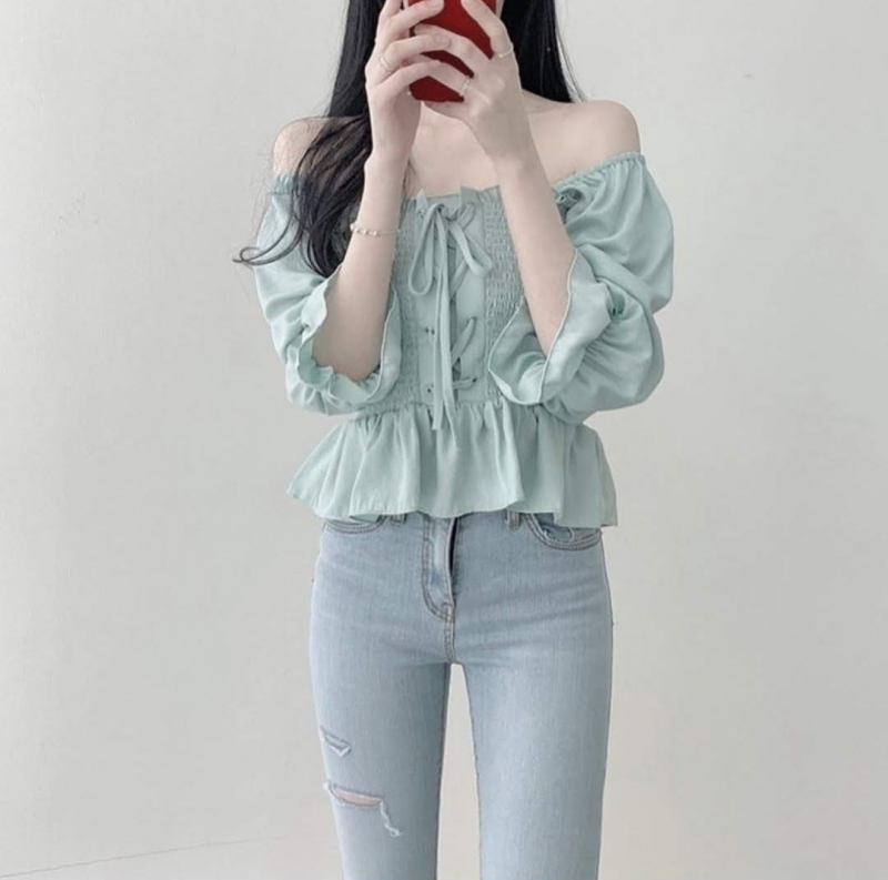 Không phối quá 3 màu cho 1 outfit