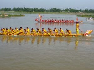 Lễ hội bơi chải Tứ Yên