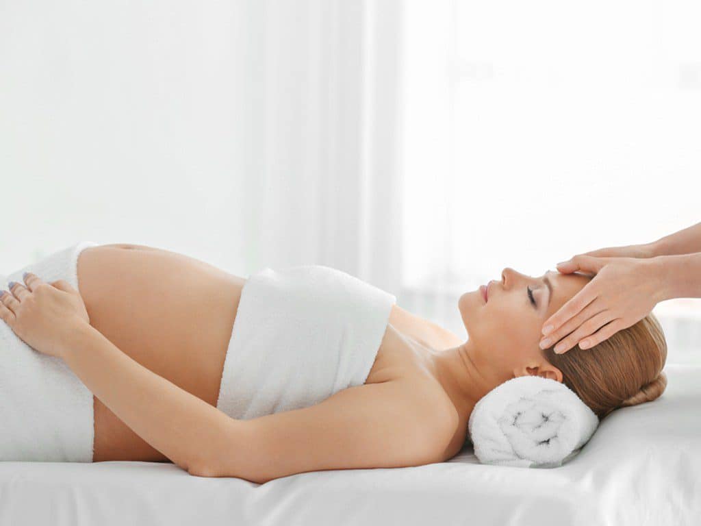 Massage bà bầu giúp mẹ thư giãn, con thông minh tăng ký vùn vụt