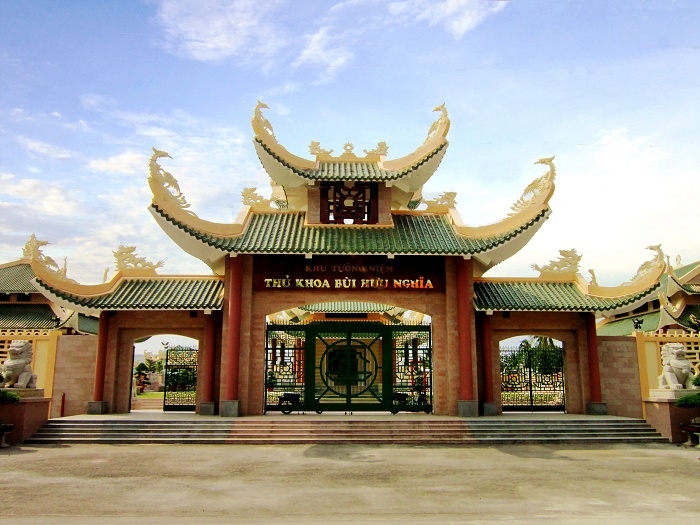 Cổng chính tam quan