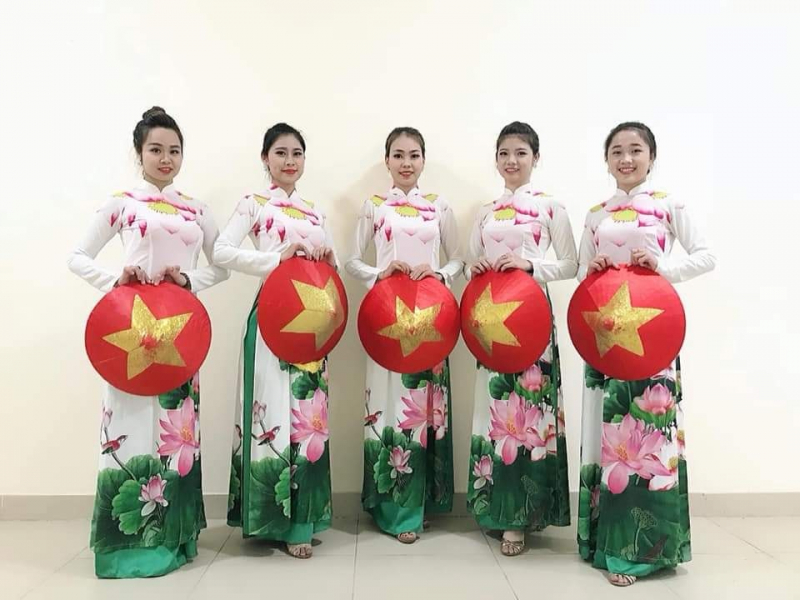 Trang phục biểu diễn Việt Quyên