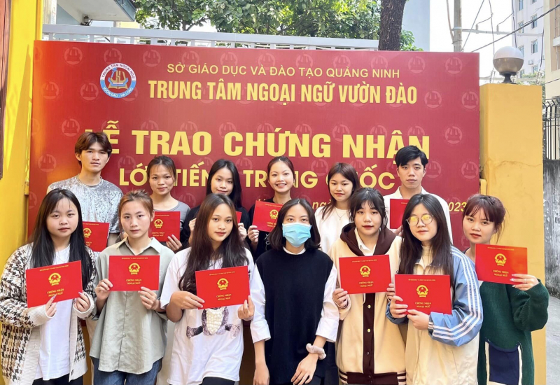 Lễ trao chứng nhận các lớp tiếng Trung tại Vườn Đào ngoại ngữ