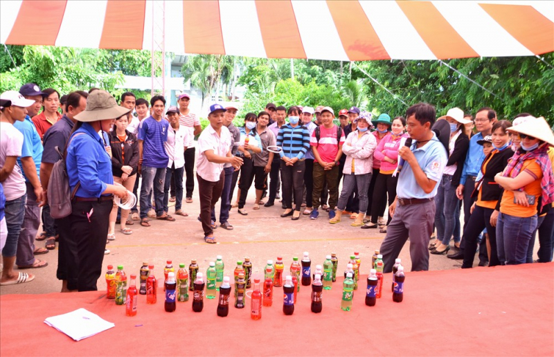 Tung vòng cổ chai