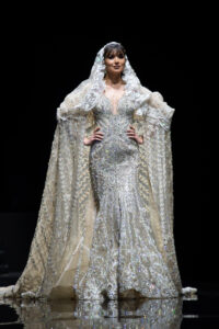 Đây là một chiếc váy cưới được đính kết bằng hàng trăm viên kim cương và đá quý
