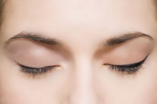 Xăm mí mắt có ảnh hưởng tới thị lực không?
